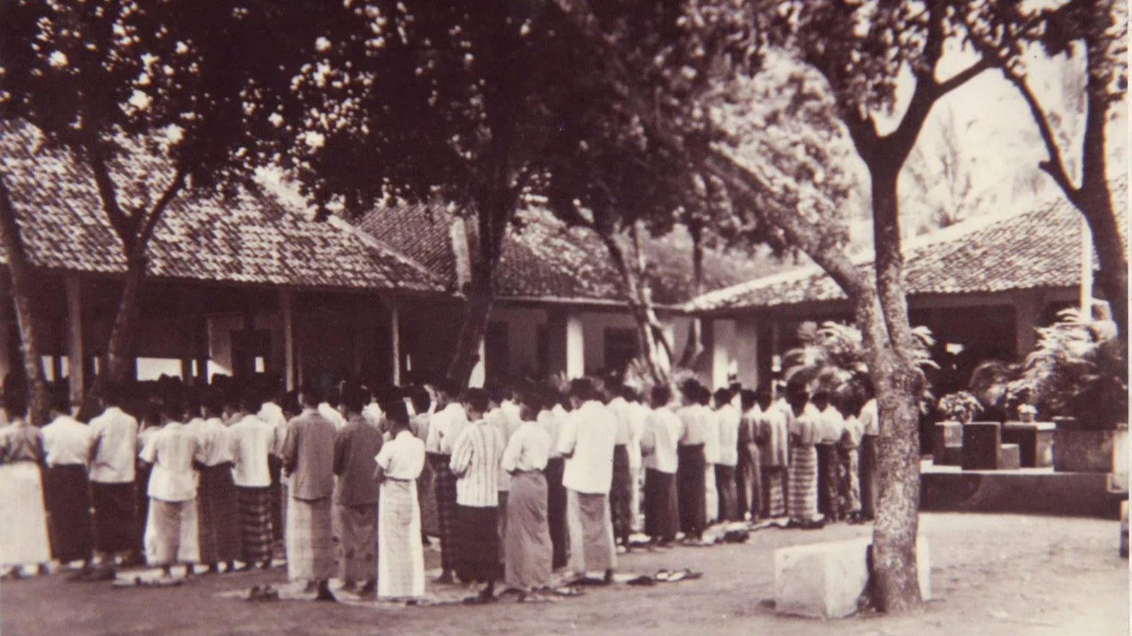 Suasana shalat jum'at di pondok pesantren modern Darussalam Gontor tempo dulu.