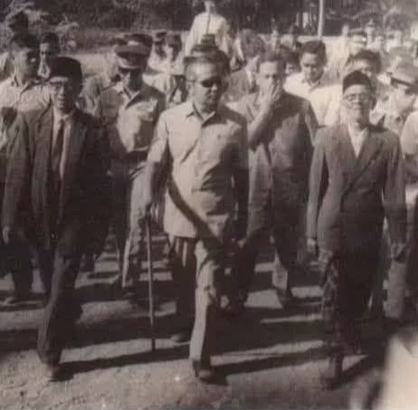 Kunjungan Presiden Soeharto tempo dulu sekitar th 70an diapit Oleh Pendiri Gontor KH Imam Zarkasyi dan KH Ahmad Sahal( Ayah KH Hasan Abdullah Sahal)