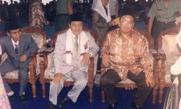 Gusdur bersama Pimpinan Pondok Modern Darussalam Gontor